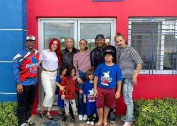 Zoe Saldaña comparte con la familia Encarnación Yapoort durante su estadía en RD