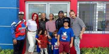 Zoe Saldaña comparte con la familia Encarnación Yapoort durante su estadía en RD