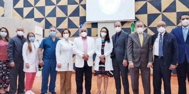 Salud Pública integra médicos residentes de UTESA en campaña de vacunación a menores de 5 a 11 años