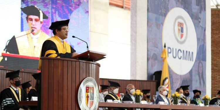PUCMM celebra 105.ª graduación en campus Santiago