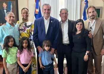 Zoe Saldaña visita República Dominicana. El Presidente Abinader la recibe