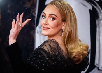Adele baila ‘pole dance’ en la barra de un club gay