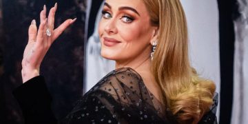Adele baila ‘pole dance’ en la barra de un club gay