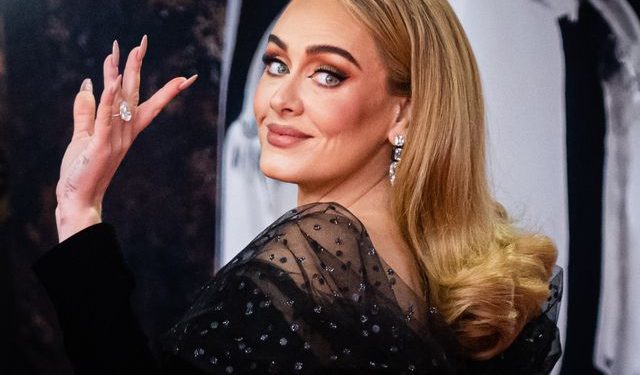 Adele baila ‘pole dance’ en la barra de un club gay