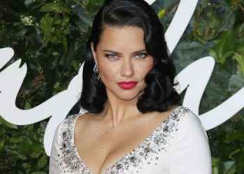 Adriana Lima anuncia que está embarazada por tercera vez