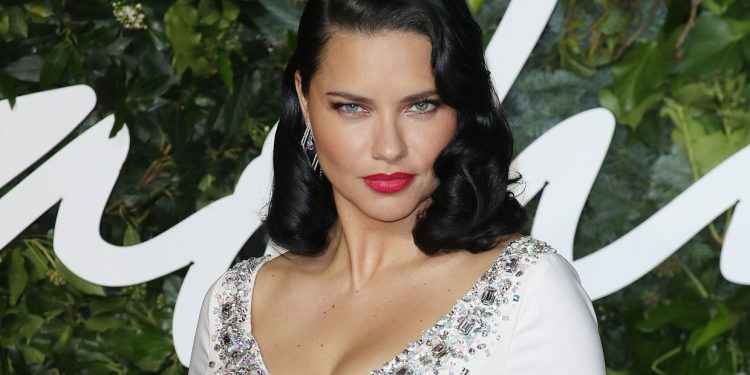 Adriana Lima anuncia que está embarazada por tercera vez