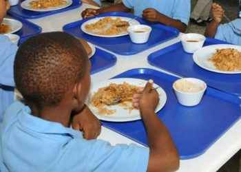 Suspenderán alimentación escolar jueves y viernes por falta de pago