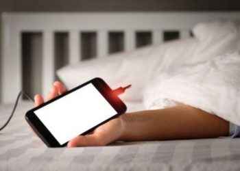 La razón por la que debes evitar cargar tu celular en tu cama