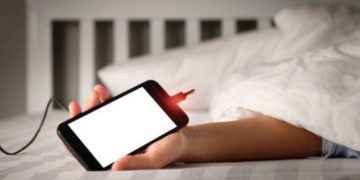 La razón por la que debes evitar cargar tu celular en tu cama