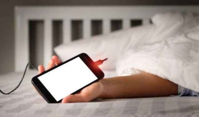 La razón por la que debes evitar cargar tu celular en tu cama