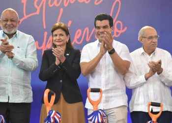 Vicepresidenta y director del INAPA dejan iniciados los trabajos de construcción del alcantarillado sanitario en Mao, Valverde