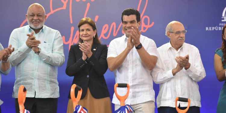 Vicepresidenta y director del INAPA dejan iniciados los trabajos de construcción del alcantarillado sanitario en Mao, Valverde