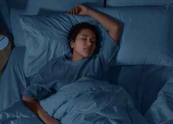 ¿Por qué nos dan pequeños espasmos al dormir?