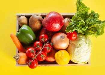 ¿Qué frutas y verduras se guardan dentro de la nevera y cuáles fuera?