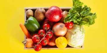 ¿Qué frutas y verduras se guardan dentro de la nevera y cuáles fuera?