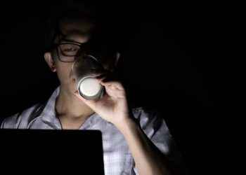 ¿Leer con poca luz daña realmente la vista?