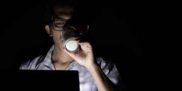 ¿Leer con poca luz daña realmente la vista?
