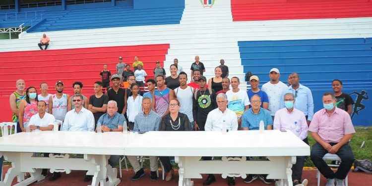 Gobernadora Rosa Santos elogia rescate pista de atletismo La Barranquita