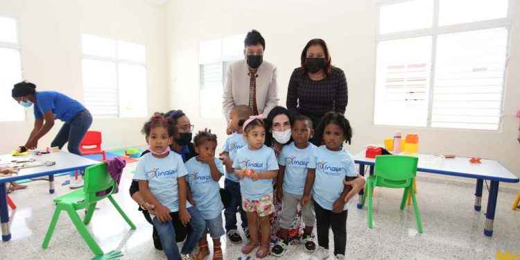 La primera Dama y la directora del Inaipi inauguran servicios en dos Caipi en Santo Domingo Este