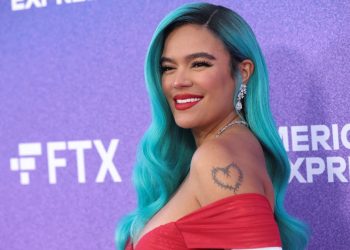 Karol G recibe el premio «Rule Breaker» en la gala de mujeres de Billboard