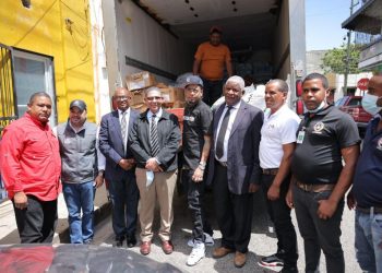 Rochy hace donativo a reclusos de La Victoria
