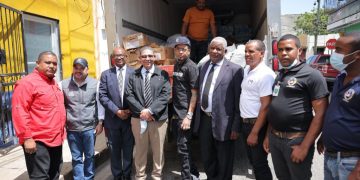 Rochy hace donativo a reclusos de La Victoria