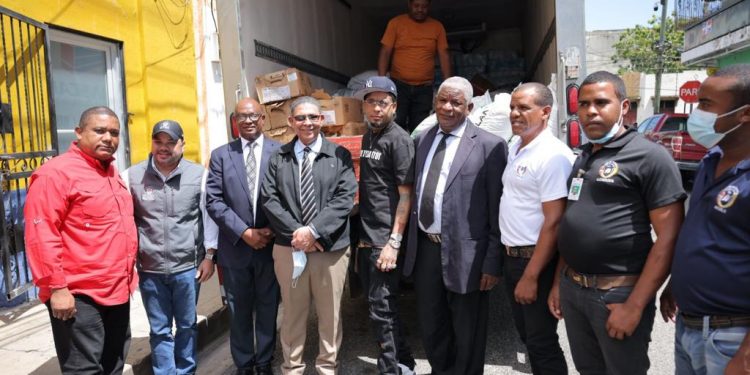 Rochy hace donativo a reclusos de La Victoria
