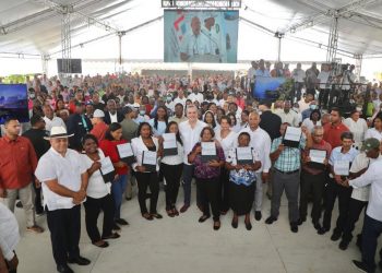 Presidente Abinader entrega más de 600 títulos de propiedad a familias pobres en Boyá