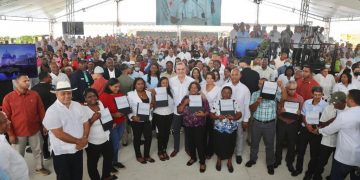 Presidente Abinader entrega más de 600 títulos de propiedad a familias pobres en Boyá