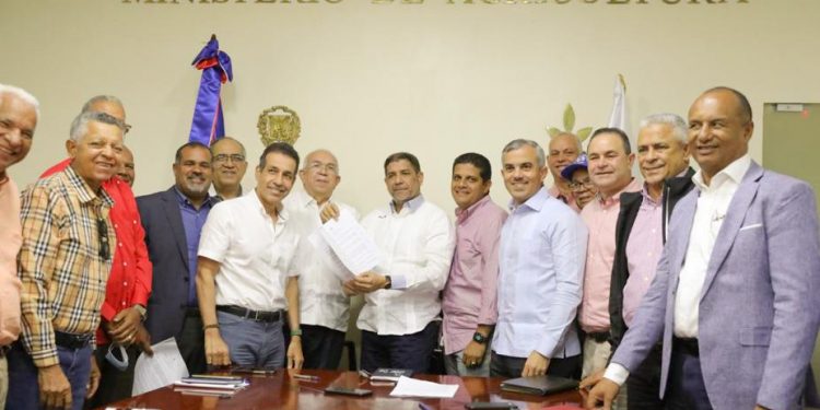 Ministerio de Agricultura logra acuerdo con sector arrocero para mantener estable precio del cereal