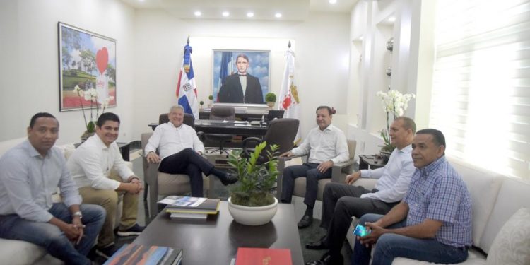 Ministro Macarrulla anuncia que el 30 de marzo iniciará la construcción del Monorriel de Santiago
