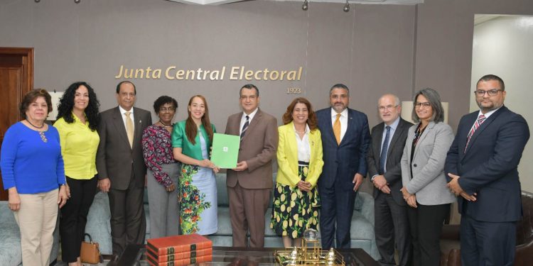 Participación Ciudadana visita Pleno JCE; respalda propuesta  modificaciones leyes electorales