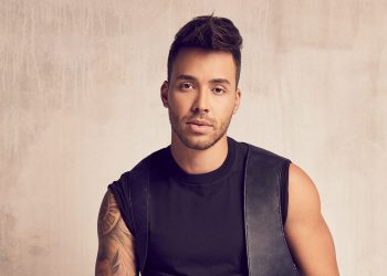 Prince Royce vuelve con boinas a abrazar al público que extraña en nueva gira