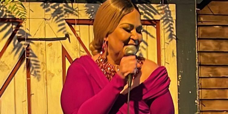 Raquel, “La Dama de la voz de oro” presentó concierto en casa de teatro