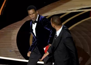 Will Smith abofetea a Chris Rock durante la ceremonia de los Premios Oscar