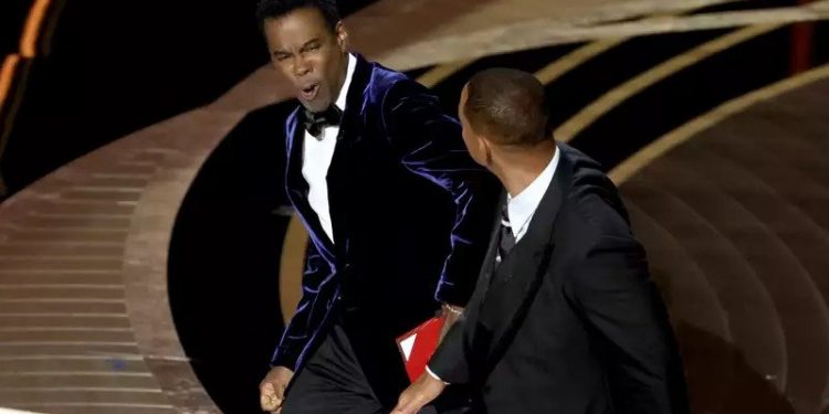 Will Smith abofetea a Chris Rock durante la ceremonia de los Premios Oscar
