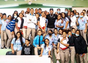 Zion lleva mensaje de inspiración a estudiantes dominicanos