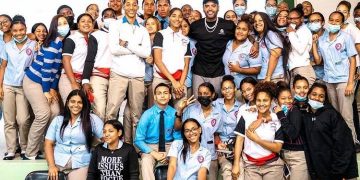 Zion lleva mensaje de inspiración a estudiantes dominicanos