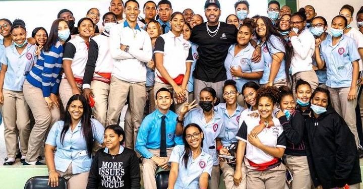 Zion lleva mensaje de inspiración a estudiantes dominicanos