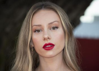 Los encantos de Ester Expósito en diminuto top desgarrado