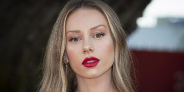 Los encantos de Ester Expósito en diminuto top desgarrado