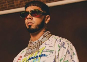 DJ dice Anuel le lanzó hielo por poner canción de Karol G mientras el artista