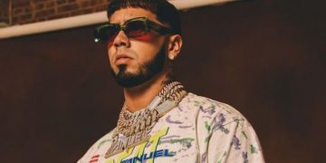 DJ dice Anuel le lanzó hielo por poner canción de Karol G mientras el artista