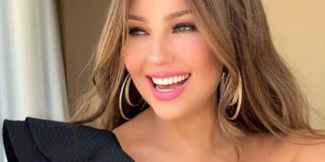 Thalía en la intimidad: la cantante consume sus alimentos entre la humedad y un baño