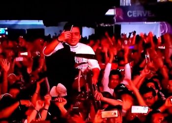Cargan a fan en silla de ruedas para que pueda ver a Residente