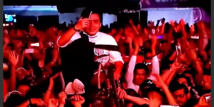 Cargan a fan en silla de ruedas para que pueda ver a Residente