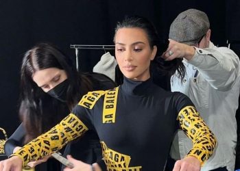 Kim Kardashian muestra cómo se hizo el traje de cinta adhesiva que llevó al desfile de Balenciaga