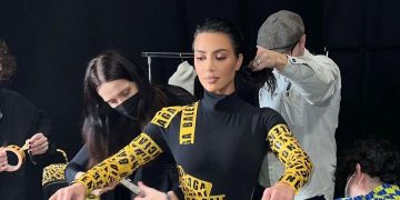 Kim Kardashian muestra cómo se hizo el traje de cinta adhesiva que llevó al desfile de Balenciaga