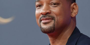 Captan a Will Smith mientras elabora una alfombra en Antigua Guatemala