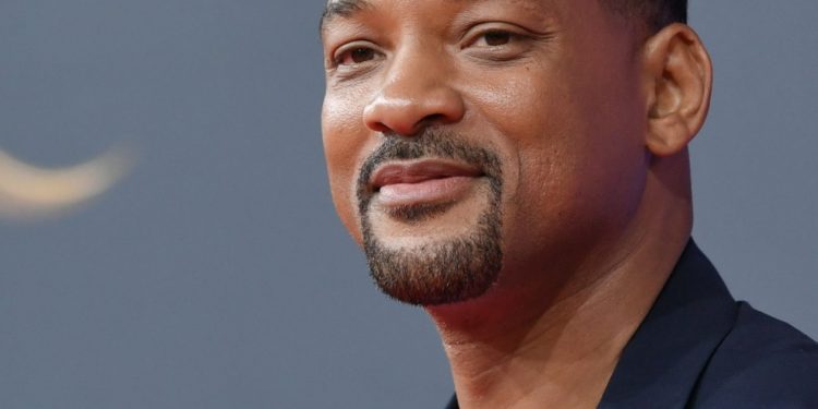 Captan a Will Smith mientras elabora una alfombra en Antigua Guatemala